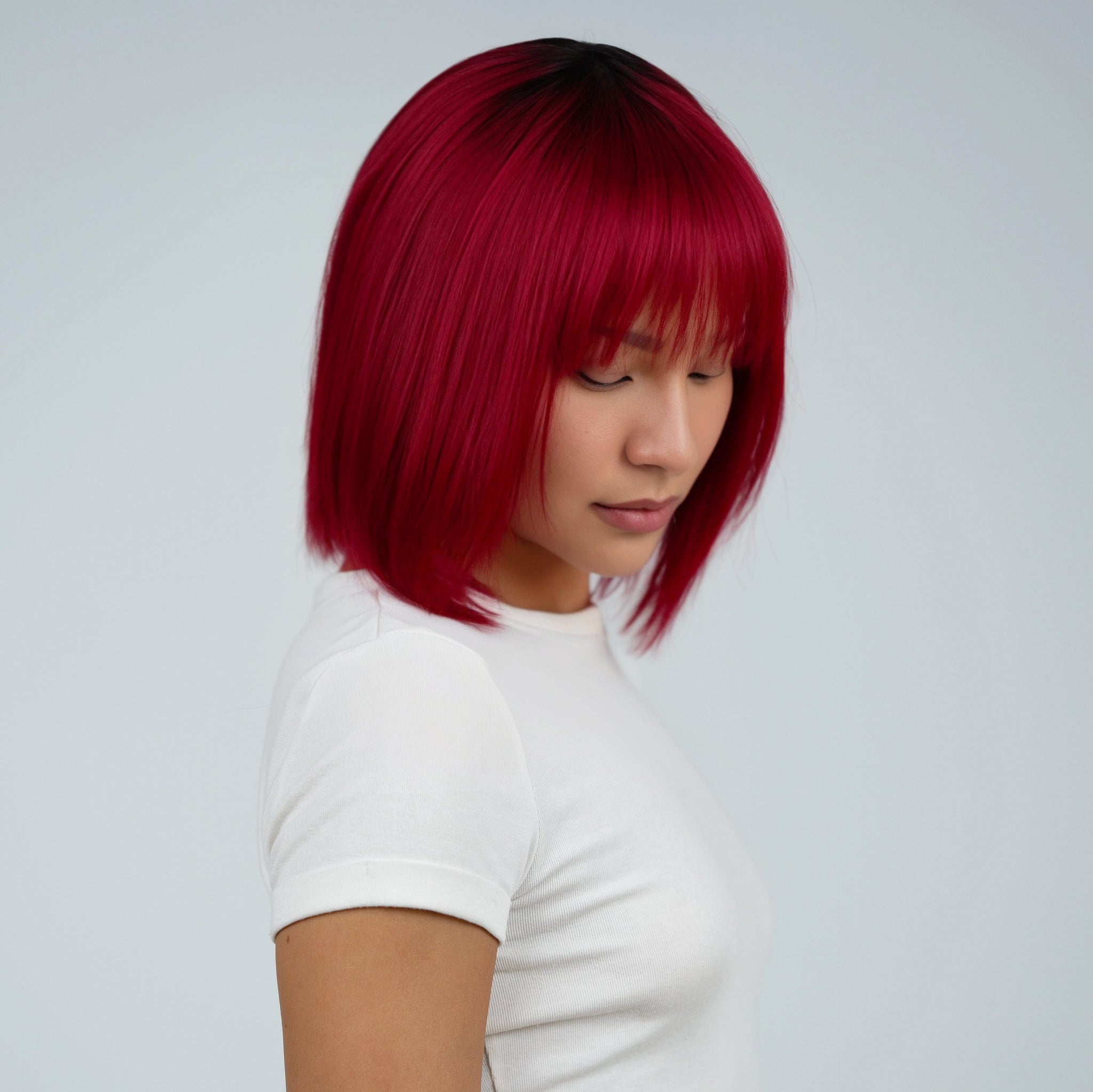 Ioulia: Κόκκινη Καρέ Περούκα με Σκούρα Ρίζα και Αφέλειες MACO HAIR SYSTEMS