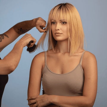 Elisavet: Φυσική Περούκα Ανοιχτή Χρυσή Ξανθιά με Καστανή Ρίζα και Αφέλειες